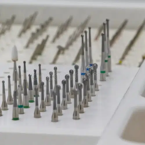 Accueil Les différentes fraises utilisées en médecine dentaire : carbure de tungstène, diamantées et fraises de finition