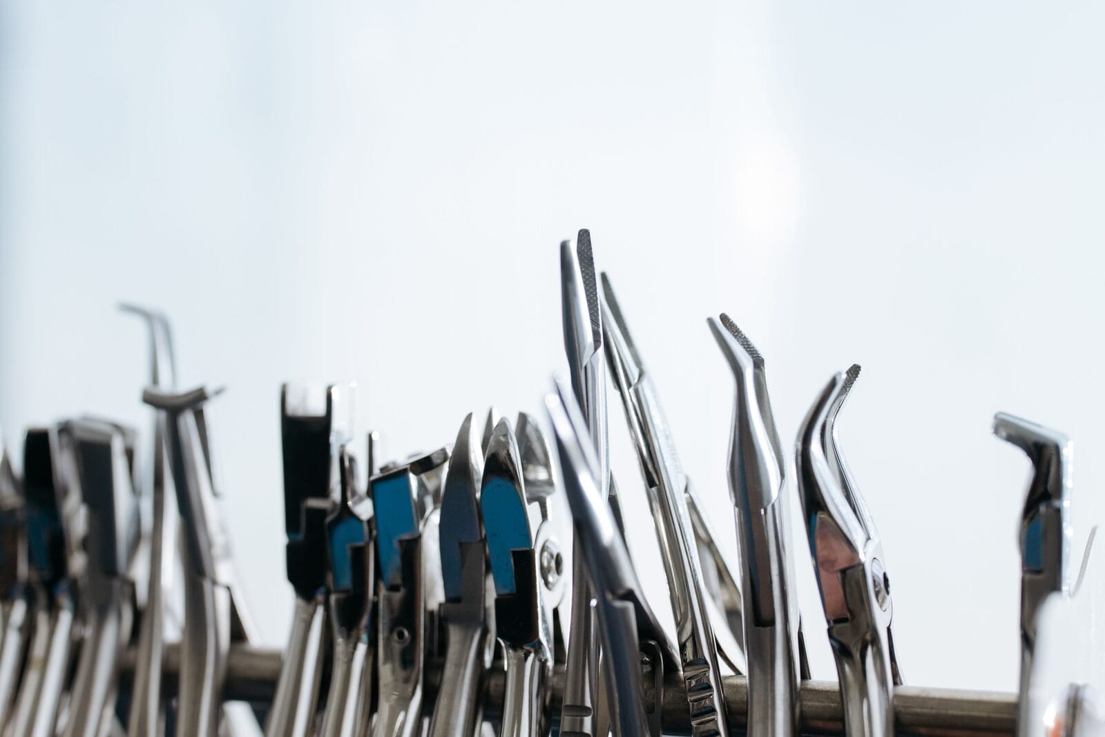 Instruments dentaires stériles en acier, dont élévateurs, disposés en clinique
