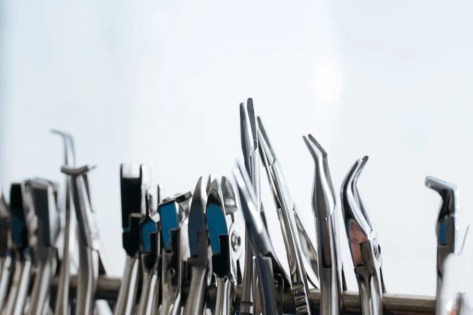 Instruments dentaires stériles en acier, dont élévateurs, disposés en clinique