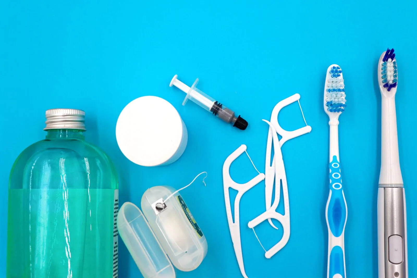 Produits de prévention bucco-dentaire : dentifrice fluoré et bain de bouche antiseptique