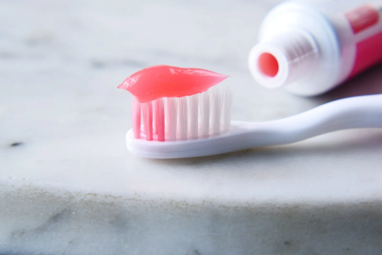 Dentifrices désensibilisants et vernis fluoré pour traiter la sensibilité dentaire
