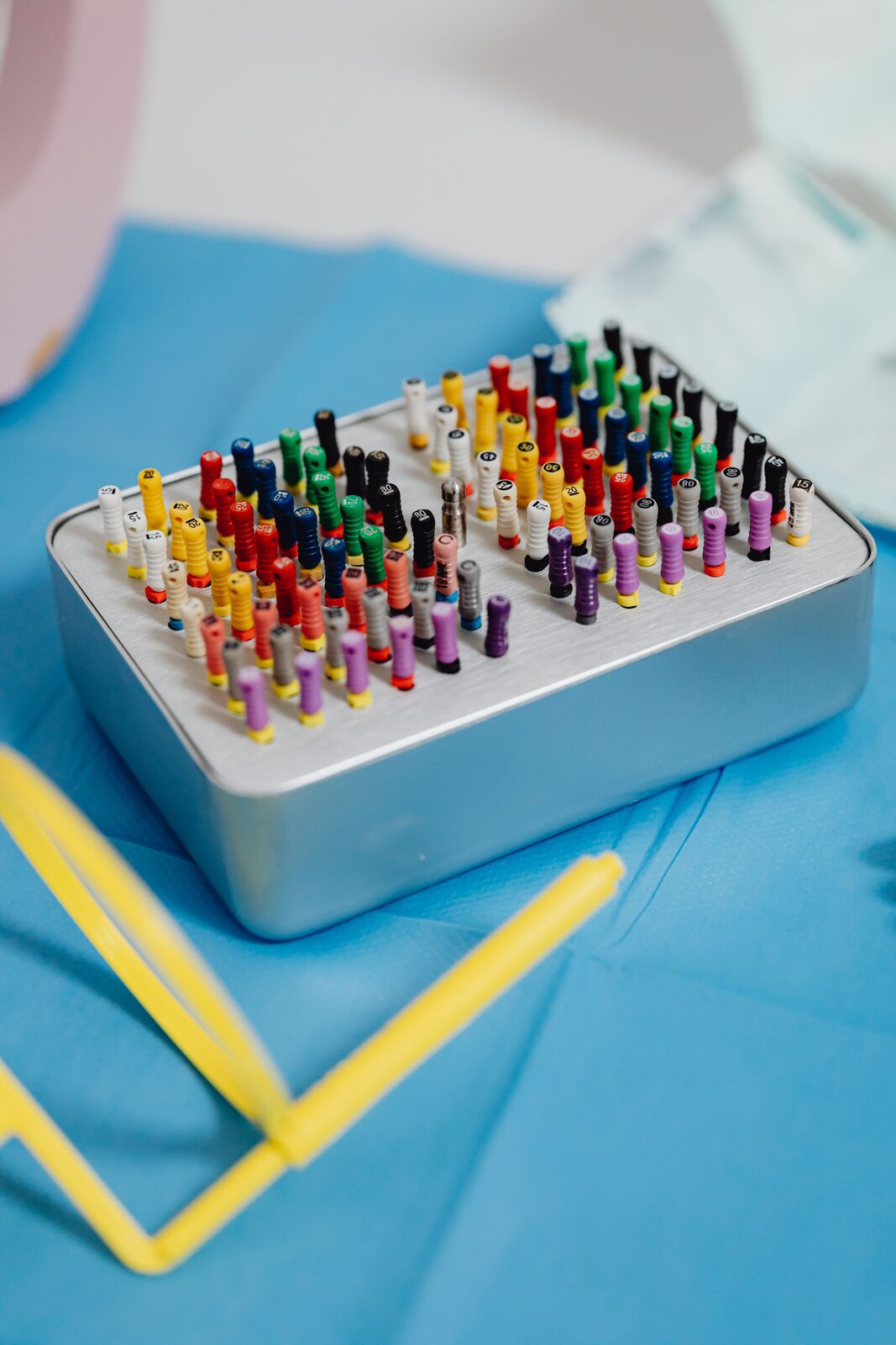 Instruments endodontiques colorés utilisés pour le retraitement canalaire et l'élimination de la gutta percha