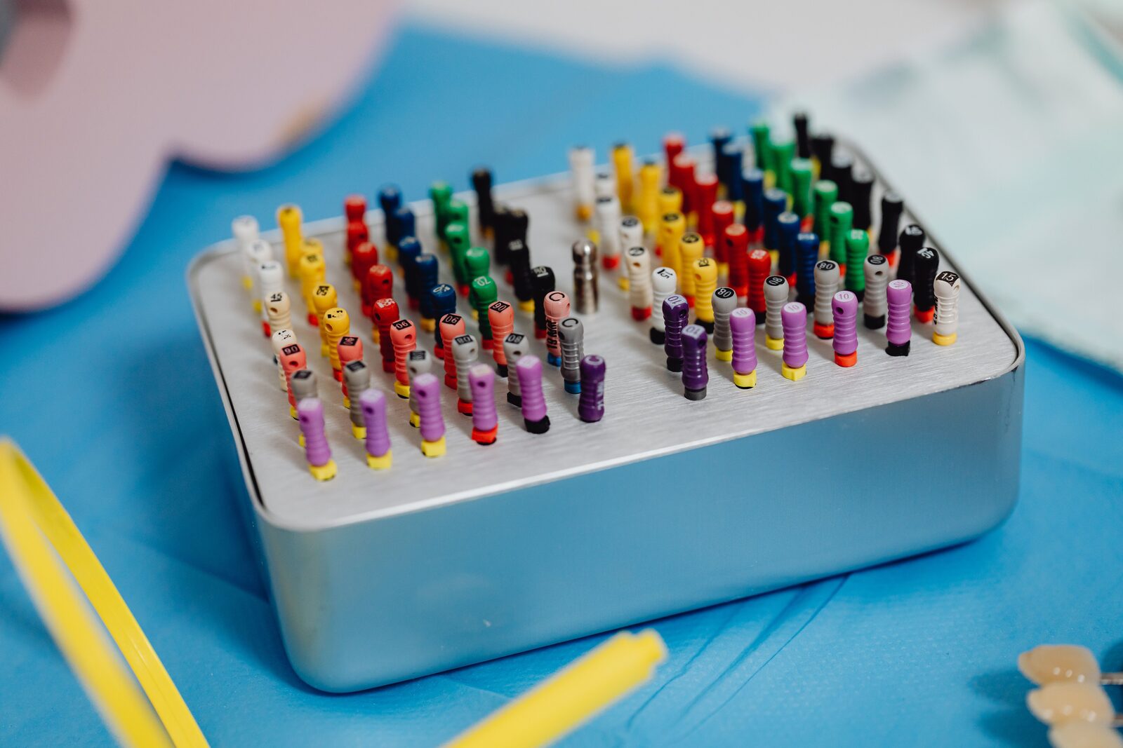 Limes NiTi rotatoires pour le retraitement endodontique et l'elimination de la gutta percha