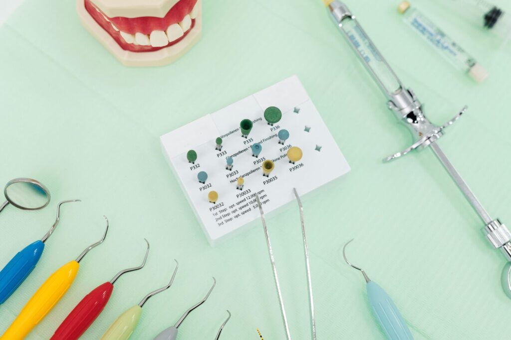 Dentiste examinant les gencives d'un patient pour diagnostiquer une maladie parodontale