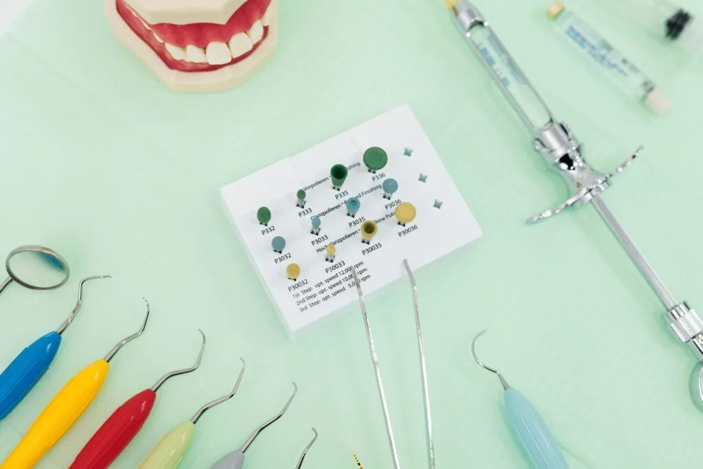Accueil Dentiste examinant les gencives d'un patient pour diagnostiquer une maladie parodontale