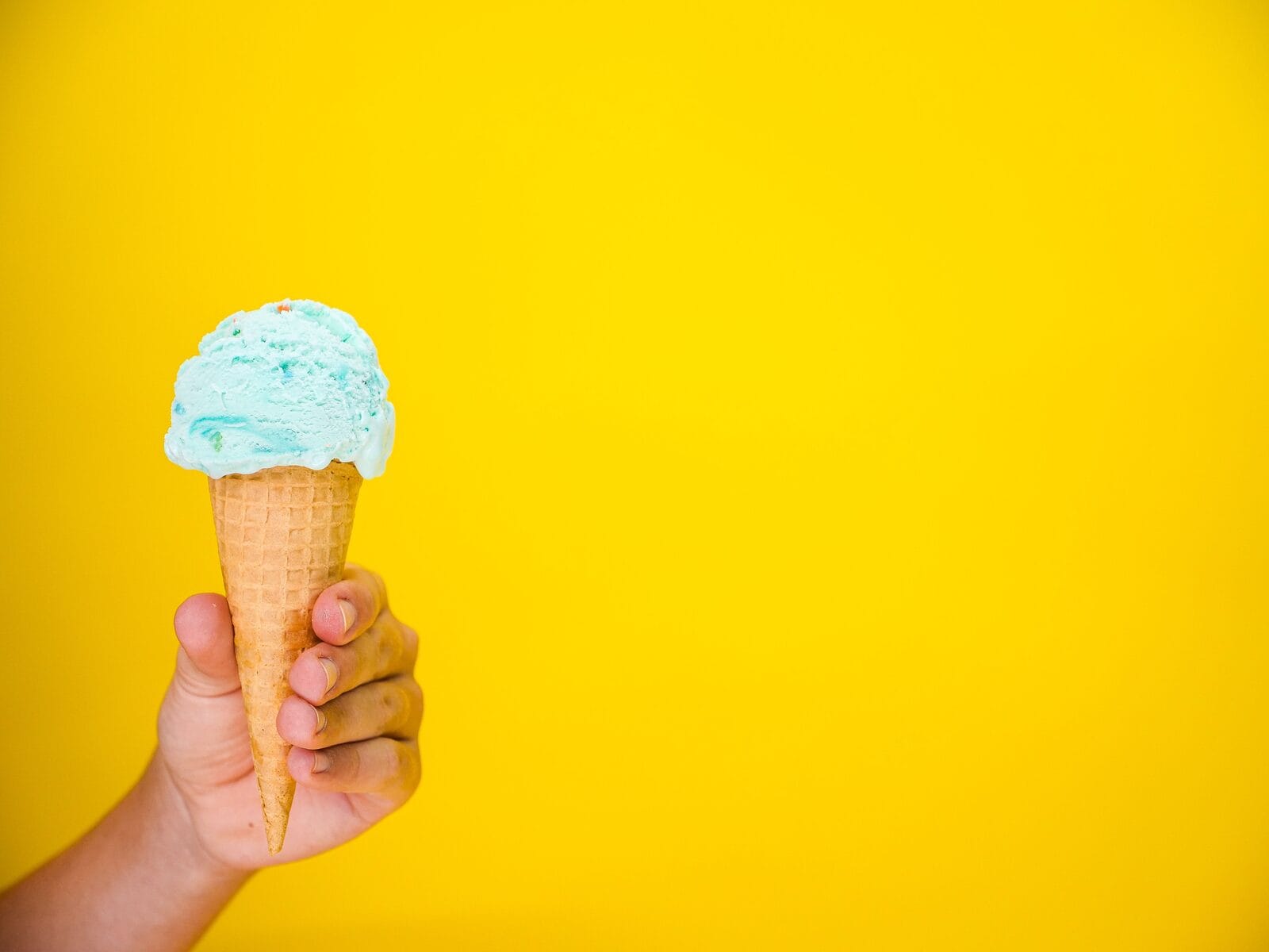 Femme souffrant d'une douleur dentaire au contact d'une glace, sensibilité au froid