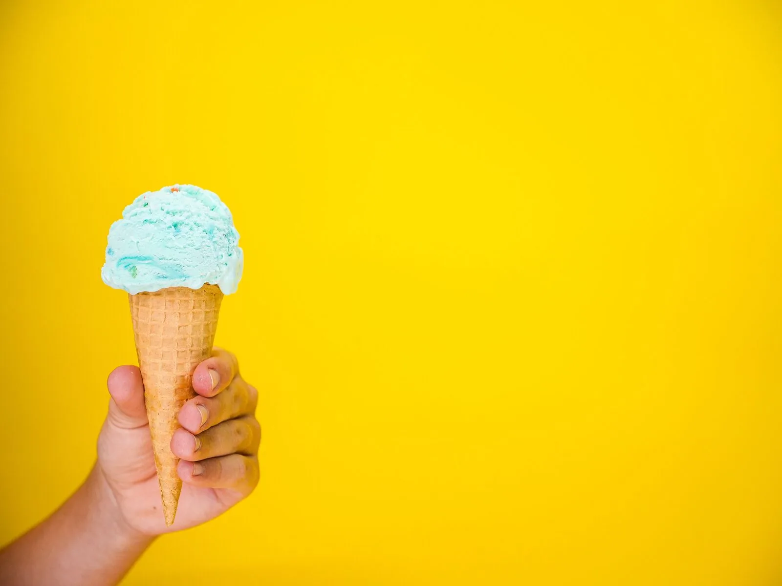 Femme souffrant d'une douleur dentaire au contact d'une glace, sensibilité au froid