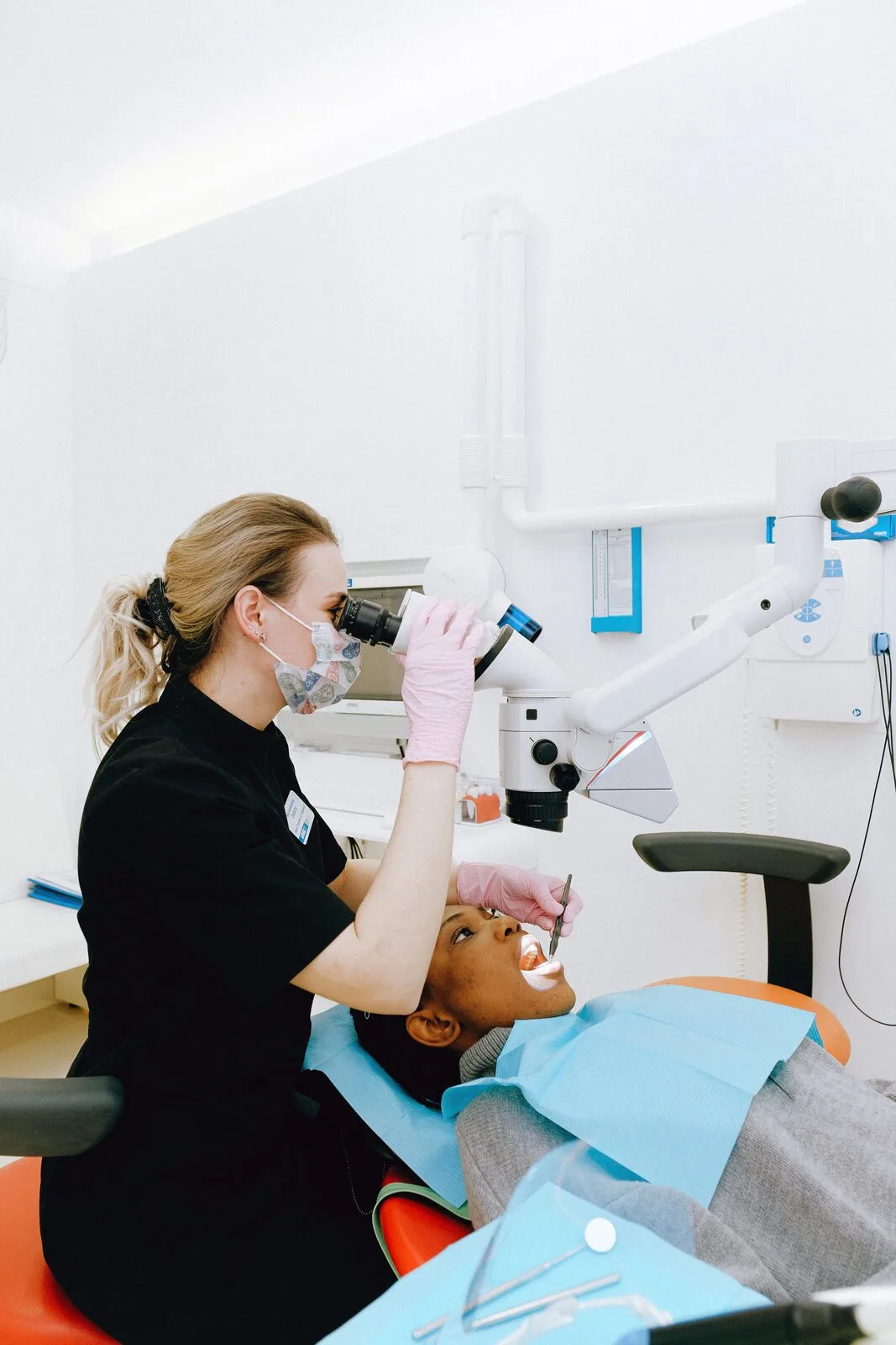 Dentiste réalisant un traitement canalaire (endodontie) sur un patient